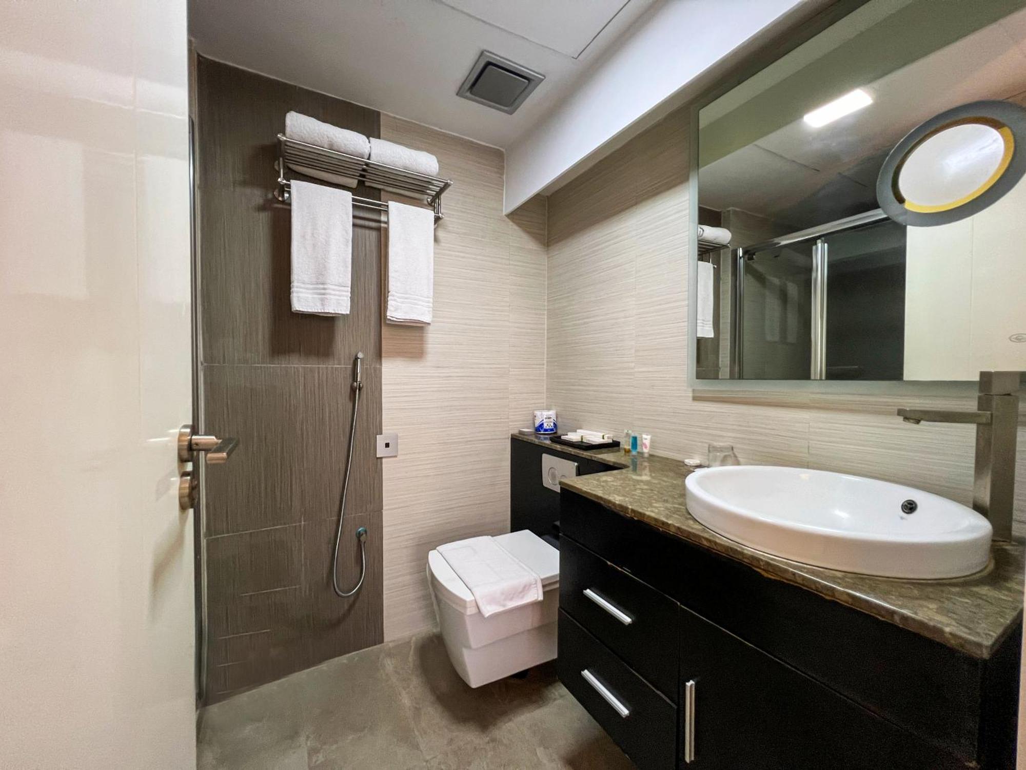 Coventina Lake Suites Dhaka Exteriör bild